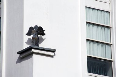 Beyaz kavramsal karşıtlık tasarımı üzerine Siyah Melek