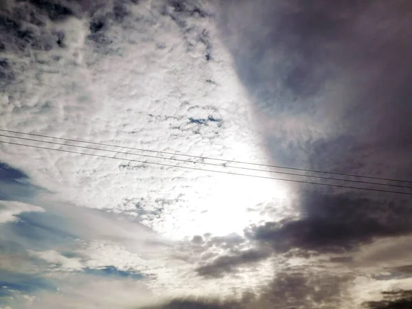 Bulutlu, güzel, yüksek gökyüzü