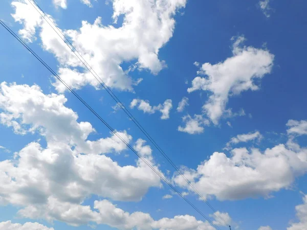 Bulutlu, güzel, yüksek gökyüzü