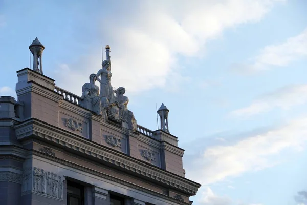 Şehirde güzel heykelleri olan antik mimari.