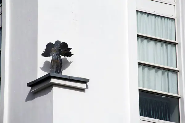 Beyaz kavramsal karşıtlık tasarımı üzerine Siyah Melek