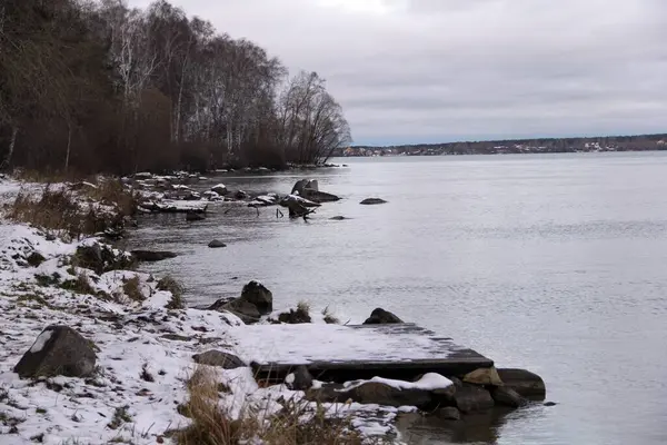 Kar gölündeki güzel yalnız köprü