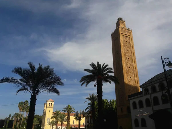 Fas 'ın Oujda şehrinde bir camiye bitişik bir kilise. 