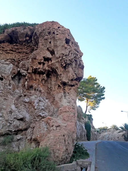Fas 'taki Figuig vahasında yol kenarında bir talus. 