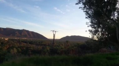 Palmiye ağaçları vadisi ve Fas 'ın doğusundaki Figuig vahasındaki dağ yukarıdan görüldü. 