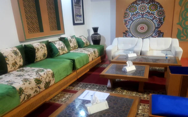 İyi dekore edilmiş bir Fas salonu. 