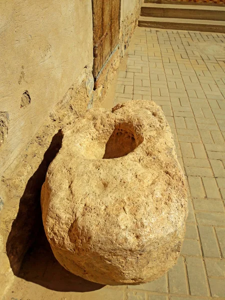 在摩洛哥费格绿洲 一种有孔洞的岩石 用来准备火药 — 图库照片