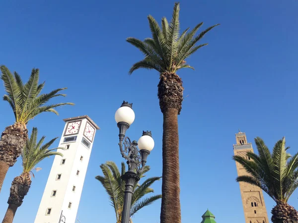 Bir caminin minaresine bitişik saati olan bir minare.