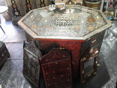 Fas 'ta geleneksel dekore edilmiş masa.