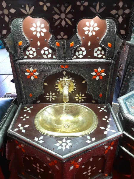 Fas 'ta geleneksel dekore edilmiş lavabo.