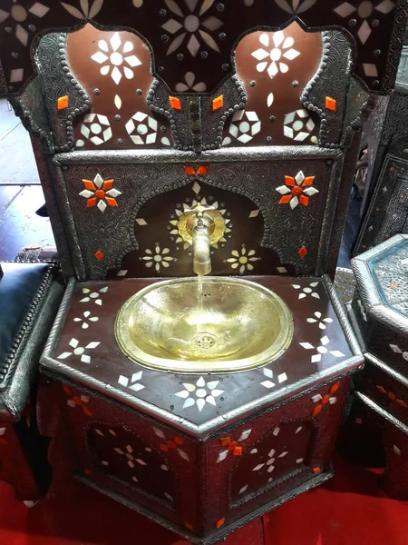 Fas 'ta geleneksel dekore edilmiş lavabo.