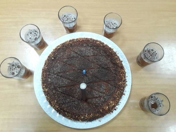 Çikolatalı kek ve bir fincan çay. 