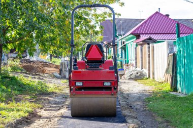 Yol inşaatı için kaldırım. İş yerindeki erkekler. Yayalar için asfalt kaldırım.