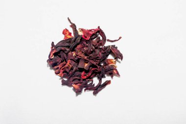 Beyaz pamuk bezine izole edilmiş birçok kurutulmuş amberçiçeği çayı çiçeği. Yukarıdan bak. Sudan gülünden bir demet çay yaprağı, amber çiçeği. Beyaz arka planda izole edilmiş kokulu kuru amber çayı buketi.