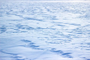 Kar yağışı ile doğal kış arka planı. Taze kar dokusunun mavi tonlarda arkaplanı. Kar dokusunun yüksek açılı görünümü, kopyalama alanı olan arkaplan.
