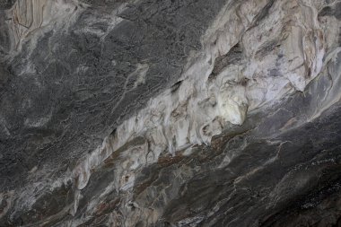 Gri karst mağarası. Mağarada kaya oluşumları, sarkıtlar ve dikitler. Soyut gri grunge arkaplanı. Taş dokusu arka planı. Benekli soyut taş. Rusya, Bashkortostan, peri mağarası.