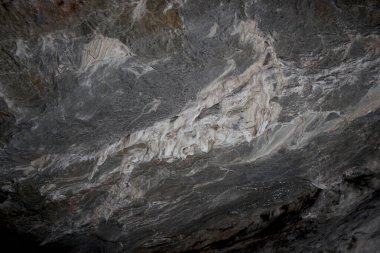 Gri karst mağarası. Mağarada kaya oluşumları, sarkıtlar ve dikitler. Soyut gri grunge arkaplanı. Taş dokusu arka planı. Benekli soyut taş. Rusya, Bashkortostan, peri mağarası.