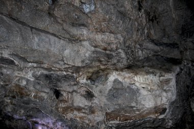 Güzel karst mağarası. Mağarada kaya oluşumları, sarkıtlar ve dikitler. Soyut gri grunge arkaplanı. Taş dokusu arka planı. Benekli soyut taş. Rusya, Bashkortostan, peri mağarası.