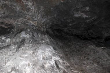 Gri karst mağarası. Mağarada kaya oluşumları, sarkıtlar ve dikitler. Soyut gri grunge arkaplanı. Taş dokusu arka planı. Benekli soyut taş. Rusya, Bashkortostan, peri mağarası.