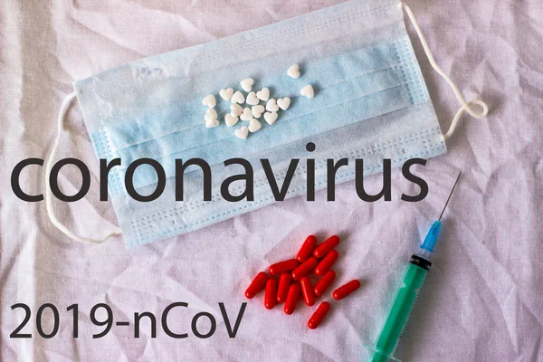 Tıbbi maske, şırınga ve beyaz kumaş kaplamalı haplar. Kopyalama. Virüs ve grip için ilaçlar. Yeni Coronavirus hastalığı 2019-Ncov.