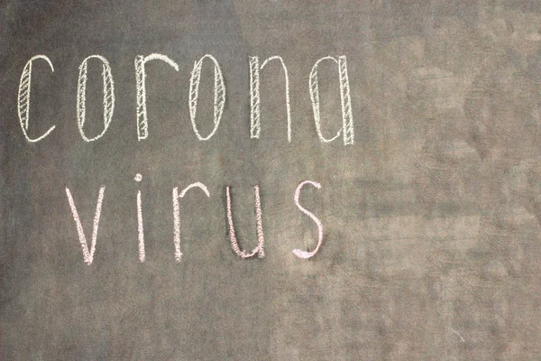 Крейдовий коронавірус на чорній дошці. Крейдова дошка зі словами коронавірус. Концепція епідемії, мій простір . — стокове фото