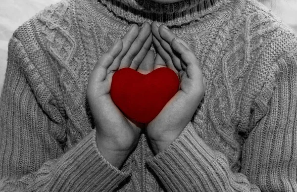 Schwarz Weiß Bild Mit Rotem Herz Kinderhände Halten Ein Herz — Stockfoto
