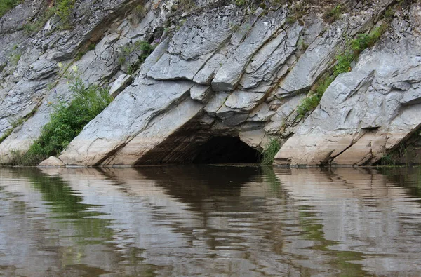 Grotta Klipporna Översvämmad Med Vatten Stenstenar Och Deras Reflektion Belaya — Stockfoto