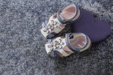 Gri-mavi arka planda beyaz çocuk sandaletleri. Çocuk ayakkabıları butiği. Beyaz-mavi çocuklar, yaz ortopedik sandaletleri