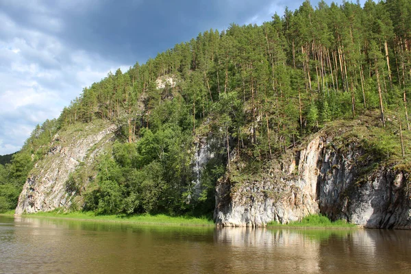 Kayaların Arasında Akan Sakin Bir Nehir Kıyı Kayalıkları Kozalaklı Ormanlarıyla Telifsiz Stok Imajlar