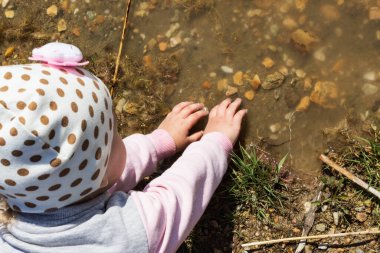 Küçük bir kız nehrin kıyısında oturur ve suyun yüzeyine kendi elleriyle dokunur. Tema, zamanın geçişi, kısa yaşam, varoluşun anlamı ve amacı, el yıkama, doğa sağlığı, izolasyon..