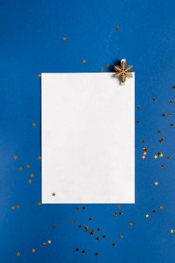 Yeni yıl kartı. Halı ve koyu mavi arka planda kar taneleri olan bir Noel konsepti