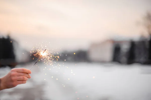 Prachtige sterren in de handen van een meisje op een stad achtergrond, vakantie en Kerstmis en Nieuwjaar concept. — Stockfoto