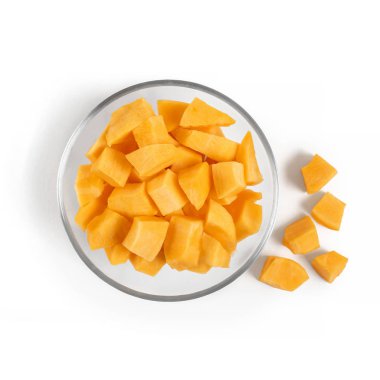 Beyaz arkaplanda izole edilmiş balkabağı dilimleri