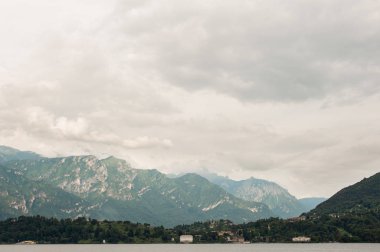 Yazın Como Gölü. İnanılmaz bir manzara. Sudan görüntü. Popüler turistlerin tatil beldelerinde moda tatilleri.