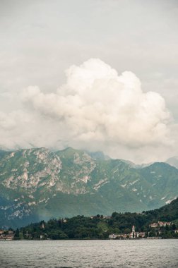Yazın Como Gölü. İnanılmaz bir manzara. Sudan görüntü. Popüler turistlerin tatil beldelerinde moda tatilleri.