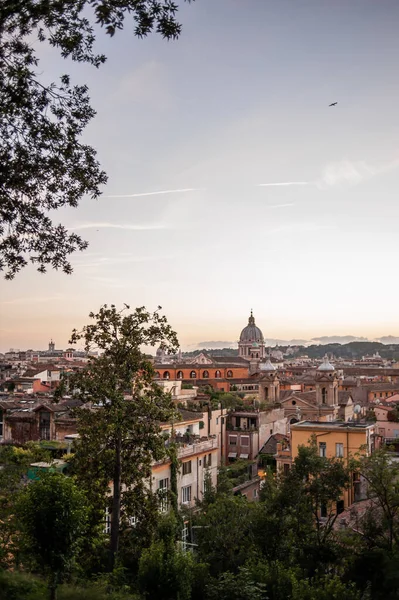 Roma çatılarının akşam manzarası halk parkından Pincian Hill, Villa Borghese bahçelerinden, İtalya