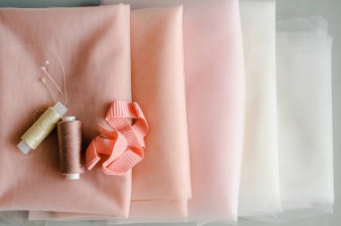 Açık arkaplanda farklı renkte renkler. Dikiş düzeni. Pastel gözlük. Düz konum, metin için boşluk