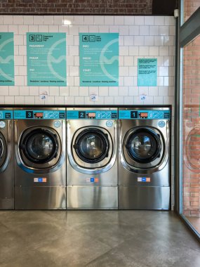 Çamaşırhanede çamaşır ve kurutma makineleri. Sabadell, İspanya - 9 Nisan 2020