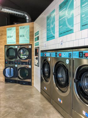 Çamaşırhanede çamaşır ve kurutma makineleri. Sabadell, İspanya - 9 Nisan 2020