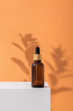 Cilt bakımı için pipetli cam kahverengi serum şişesi. Doğrudan aydınlatma, ışığın ve gölgenin karşıtlığı. Sağlık ve güzellik kavramı. minimalizm, boşluğu kopyala