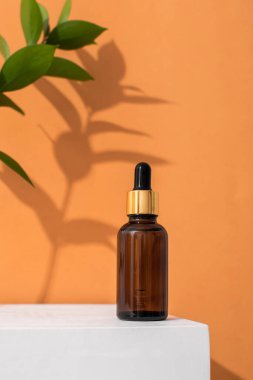 Cilt bakımı için pipetli cam kahverengi serum şişesi. Doğrudan aydınlatma, ışığın ve gölgenin karşıtlığı. Sağlık ve güzellik kavramı. minimalizm