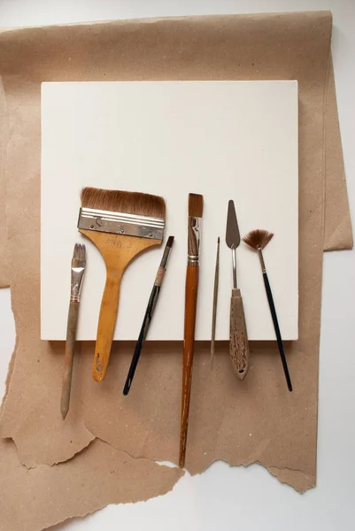 Weiße Leinwand und Werkzeuge des Künstlers. Der Beginn der Kreativität. — Stockfoto