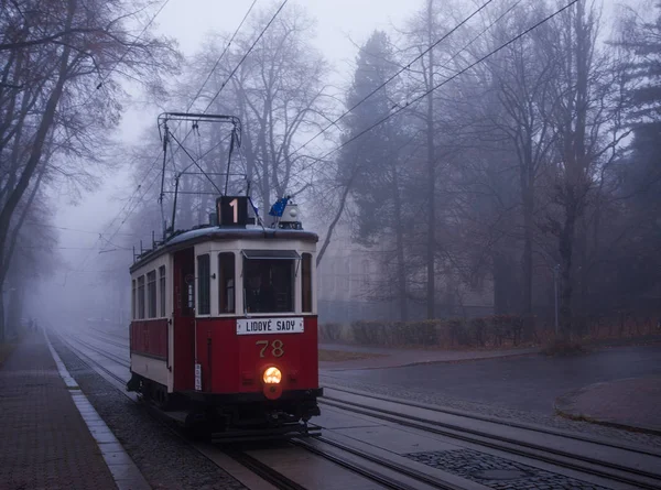 Historische tram in de stad — Stockfoto