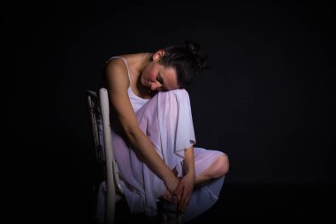 Stüdyoda sandalyede oturan dansçı.