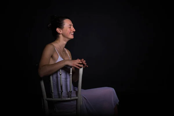 Dancer sitting on a chair in the studio — ストック写真