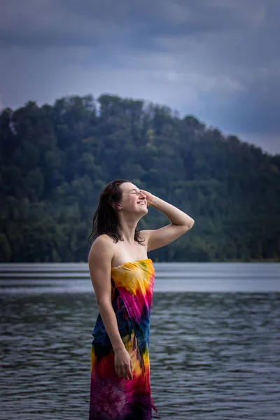 Śmiejąca Się Pani Pobliżu Wody Kolorowym Szaliku — Zdjęcie stockowe