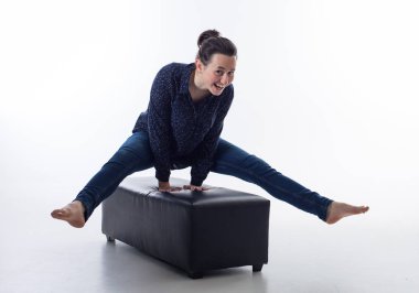 Ayakkabılı mutlu genç bayan.