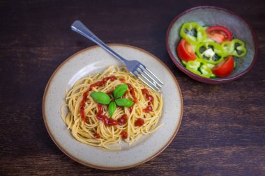 Ketçap ve fesleğenli spagetti.