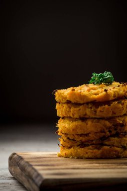 Kesme tahtasında balkabağı krepleri