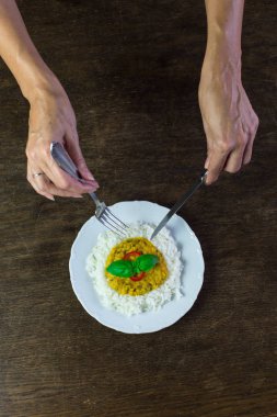 Elleri ve çatal bıçaklarıyla Hint dhal 'i